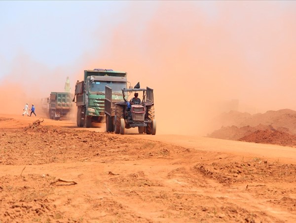 Khắc phục ngay tình trạng bụi đất trên công trường sân bay Long Thành