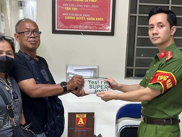 Du khách nước ngoài vui mừng nhận lại tài sản thất lạc