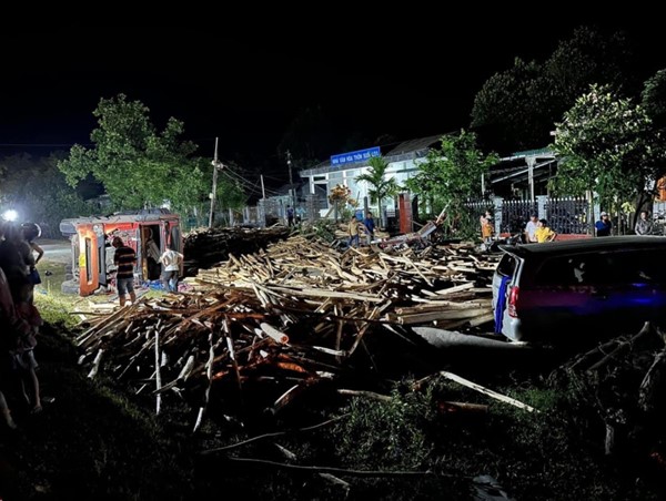 Lật xe chở gỗ keo khiến 2 phụ nữ mang thai và 3 trẻ em bị thương