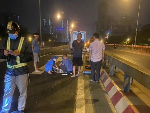 Đi bộ trên đường Vành đai 3 trên cao, người đàn ông bị ô tô tông tử vong