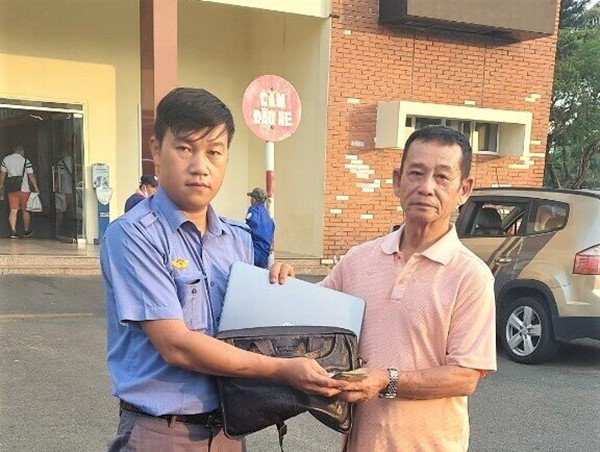 Nhân viên đường sắt trả lại hành khách hơn 30 triệu đồng bỏ quên trên tàu