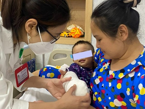 Xuyên đêm nối lại bàn tay bị đứt lìa cho cháu bé 21 tháng tuổi