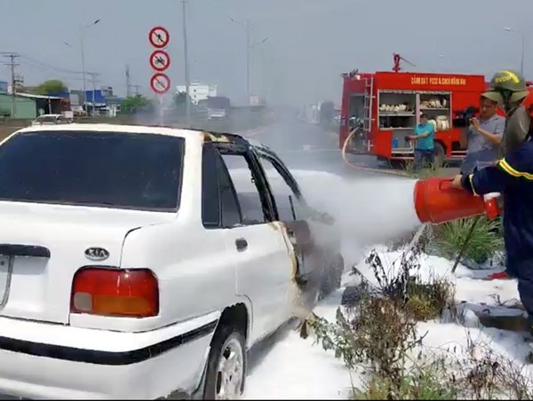 Tai nạn giao thông mới nhất hôm nay (25/4/2023): Xe máy tông vào dải phân cách, người đàn ông tử vong tại chỗ