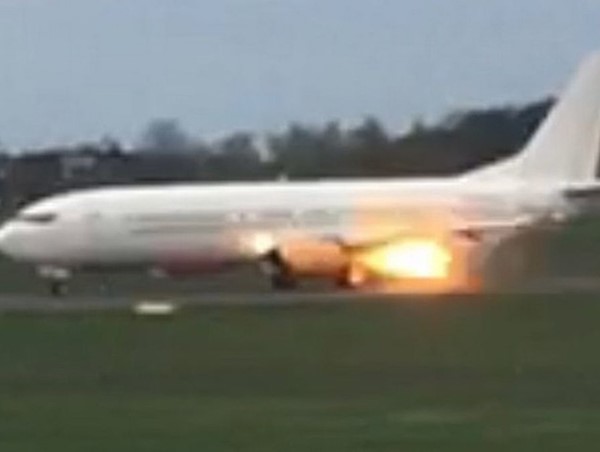 Máy bay chở đội nữ Arsenal bốc cháy trên đường băng