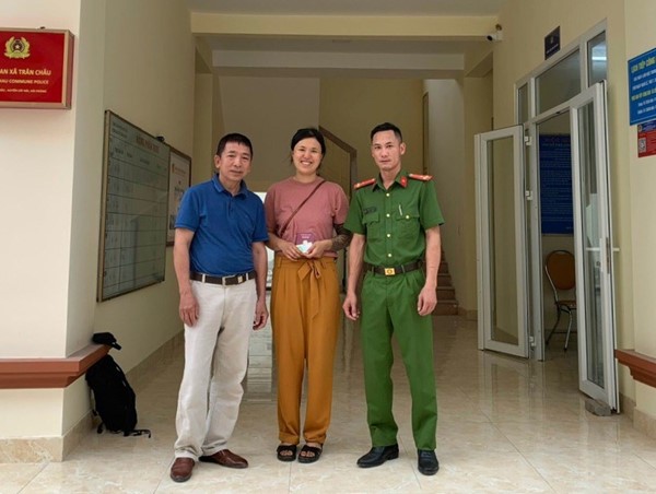 Hải Phòng: Trao trả tài sản cho du khách nước ngoài đánh rơi khi đến Cát Bà du lịch