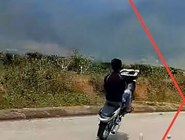 Phạt 9 triệu đồng nam thanh niên lái xe bằng chân rồi đăng lên mạng xã hội để “sống ảo"