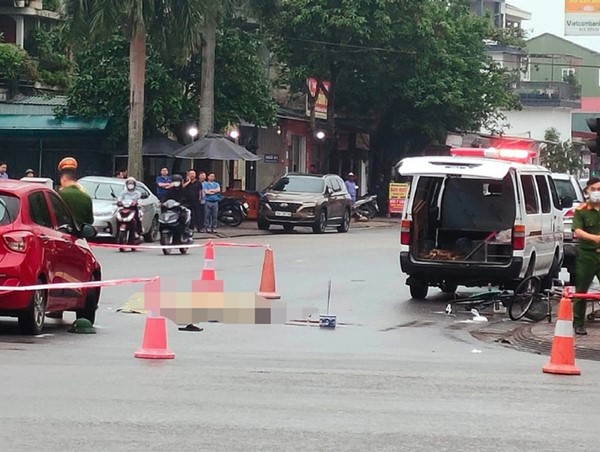 Tai nạn giao thông mới nhất hôm nay (26/4/2023): Va chạm với ô tô, cụ ông đi xe đạp tử vong