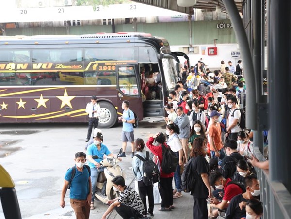 Bến xe đông nghịt hành khách về quê nghỉ lễ