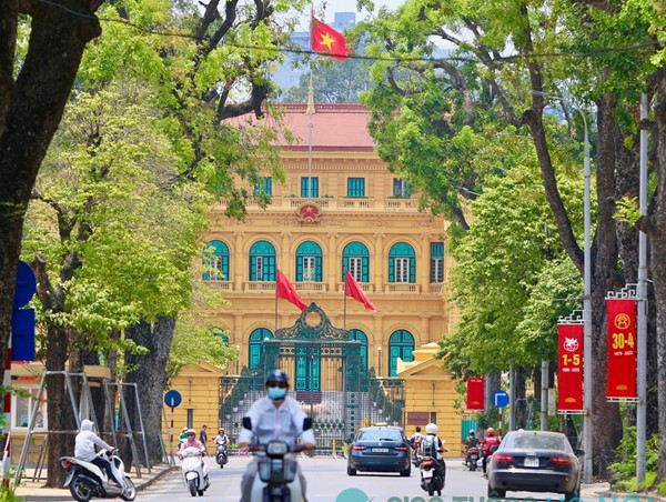 Hà Nội: Đường phố trang hoàng cờ hoa chào mừng lễ 30/4 và 1/5