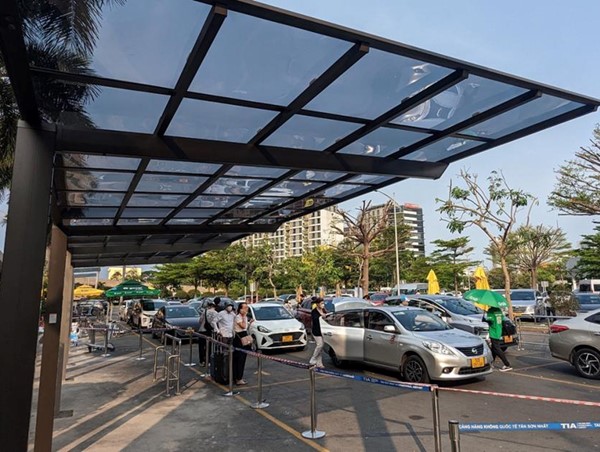 Sân bay Tân Sơn Nhất lắp mái che cho khách chờ xe công nghệ