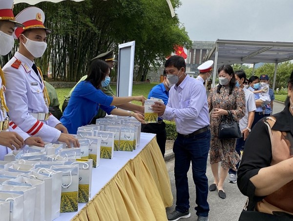 Hà Nội tặng quà cho khách tham quan Lăng Chủ tịch Hồ Chí Minh