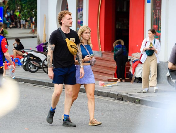 Vắng xe cộ, người dân Thủ đô dạo chơi tận hưởng không khí vui tươi