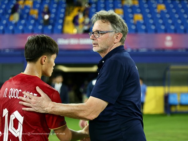 HLV Philippe Troussier nói gì sau chiến thắng đầu tay?