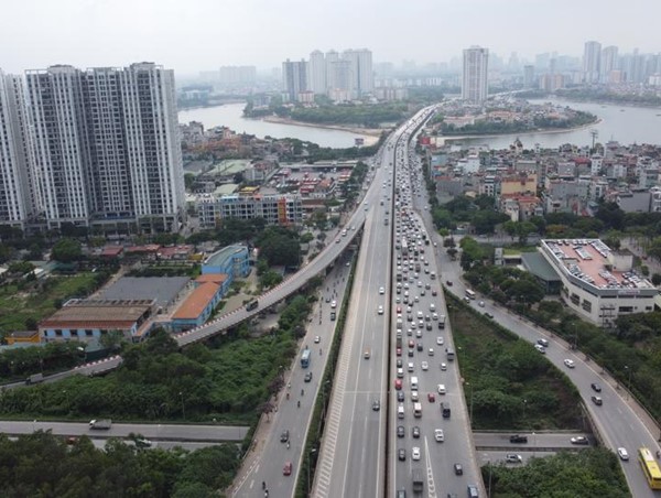 Người dân trở lại sớm, cửa ngõ Thủ đô ùn tắc kéo dài