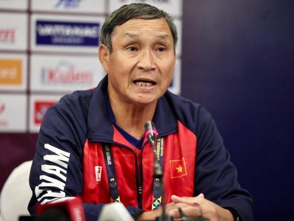 HLV Mai Đức Chung: Bóng đá là phải vượt qua khó khăn