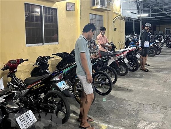 Bắt nhóm thanh thiếu niên điều khiển 50 xe môtô chạy tốc độ cao, lạng lách, rú ga