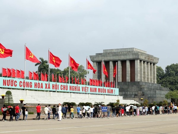 Hơn 52 nghìn lượt khách vào Lăng viếng Chủ tịch Hồ Chí Minh trong 3 ngày nghỉ lễ