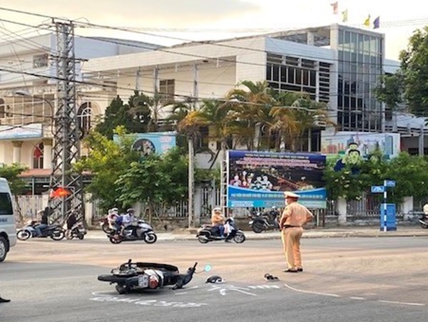Tai nạn giao thông mới nhất hôm nay (4/5/2023): Va chạm với container, 2 vợ chồng đi xe máy thương vong