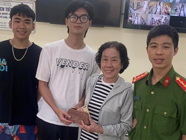 2 nam sinh viên trả lại tài sản cho người đánh rơi 