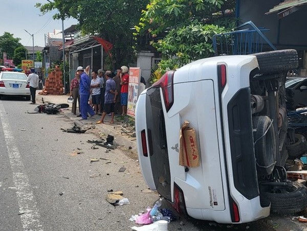 Tai nạn giao thông mới nhất hôm nay (8/5/2023): Ô tô mở cửa gây tai nạn, 2 người đi trên xe máy thương vong