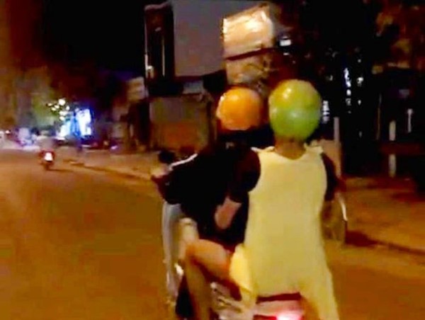 Phạt hơn 10 triệu đồng người chở nam thanh niên mặc váy chạy bốc đầu xe