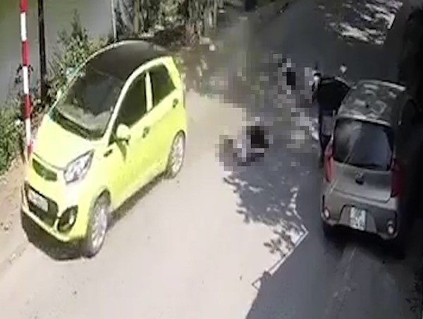 Mở cửa ô tô gây tai nạn: Trách nhiệm thuộc về ai?