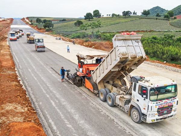 Đẩy nhanh tiến độ thi công dự án cao tốc Bắc - Nam đoạn Diễn Châu - Bãi Vọt