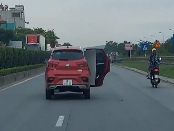 Phạt 7,4 triệu đồng nữ tài xế mở cửa xe khi đang chạy