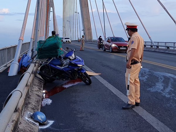 Tai nạn giao thông mới nhất hôm nay (13/5/2023): Cụ ông đi xe máy tử vong sau va chạm xe tải