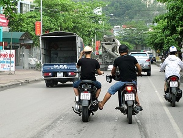 Xe máy đẩy, kéo nhau trên đường bị phạt thế nào?