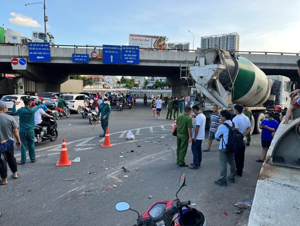 Tai nạn giao thông mới nhất hôm nay (14/5/2023): Hai vợ chồng đi xe máy thương vong sau va chạm với xe bồn