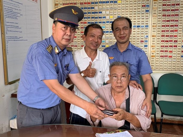 Tổ tàu SE3 trao trả tiền cùng nhiều giấy tờ khách bỏ quên