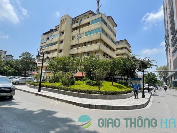 Người nhà bệnh nhân vật vã trong nắng nóng kỷ lục của Hà Nội