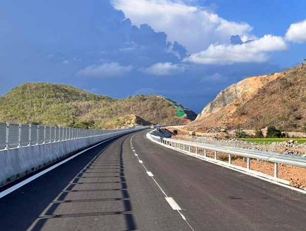 Ô tô lưu thông trên cao tốc qua Nha Trang, Bình Thuận chưa phải trả phí