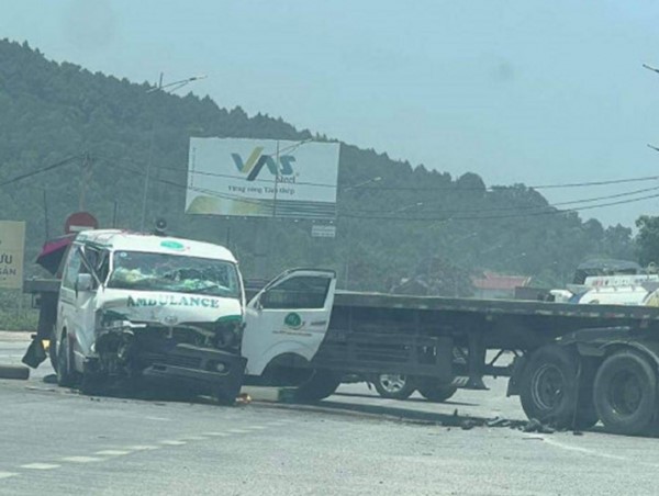 Tai nạn giao thông mới nhất hôm nay (20/5/2023): Xe cứu thương va chạm xe đầu kéo, bệnh nhân tử vong