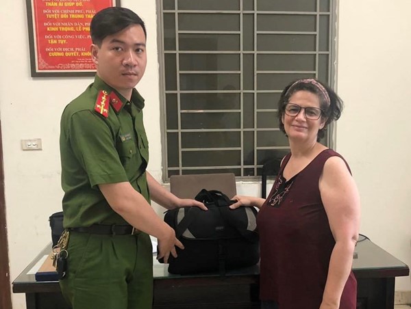 Du khách Pháp cảm kích khi nhận lại tài sản bị thất lạc