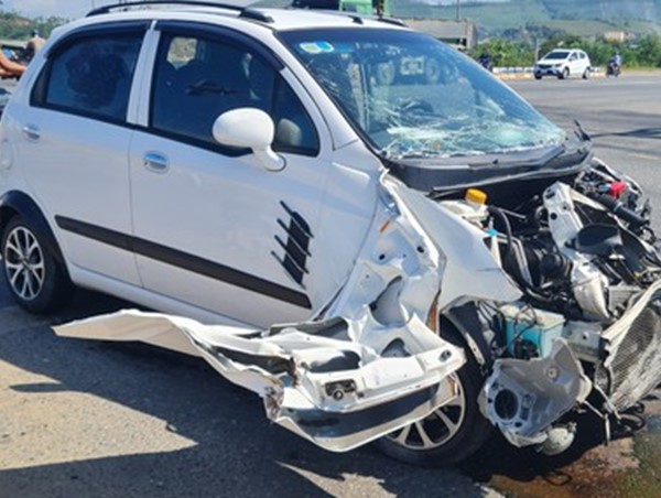 Tai nạn giao thông mới nhất hôm nay (27/5/2023): Xe máy chở 3 tông vào xe tải đang đậu khiến 2 học sinh tử vong