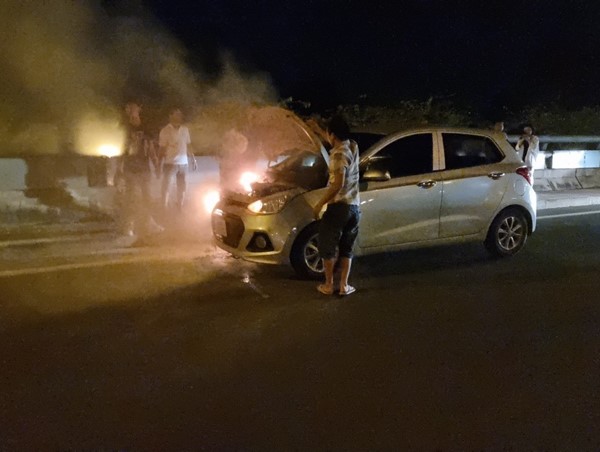 CLIP: Cháy xe trên đường Võ Nguyên Giáp