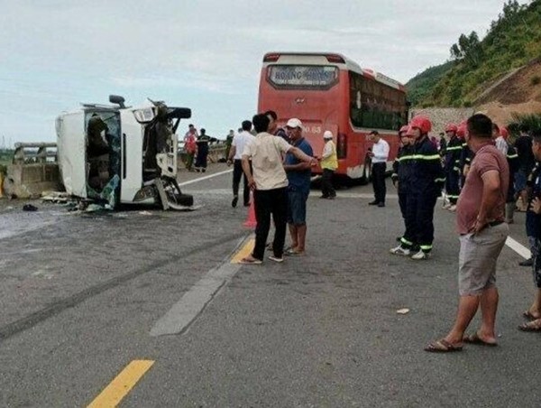 Tạm giữ hình sự tài xế xe khách tông xe rước dâu