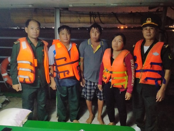 Bộ đội biên phòng cứu sống 2 người trên sà lan bị chìm trên sông