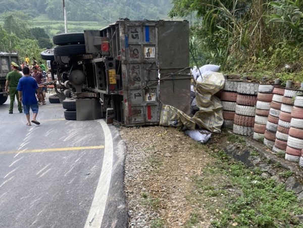 Tai nạn giao thông mới nhất hôm nay (6/6/2023): Xe tải bị lật khi đang đổ đèo, 2 người tử vong