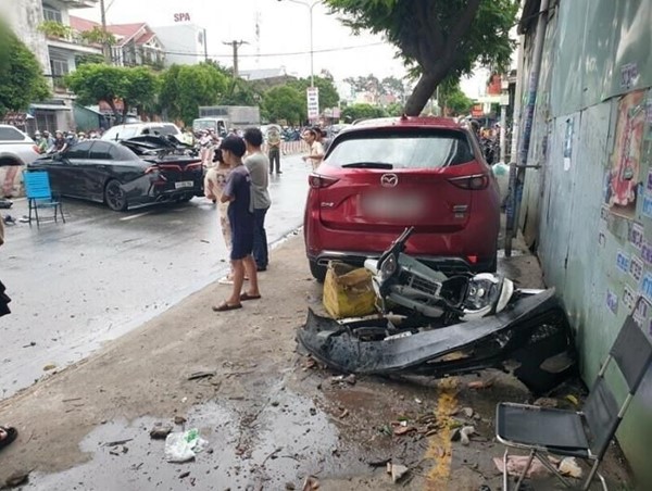 Ô tô mất lái đâm hàng loạt phương tiện, 3 người bị thương