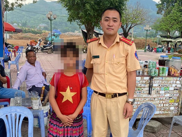 CSGT kịp thời giúp đỡ cháu bé bị lạc khi đi thăm bà ngoại