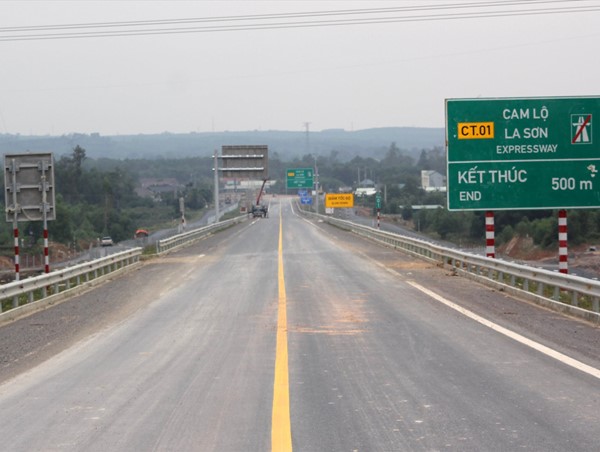 Khắc phục bất cập trong tổ chức giao thông trên cao tốc Cam Lộ - La Sơn