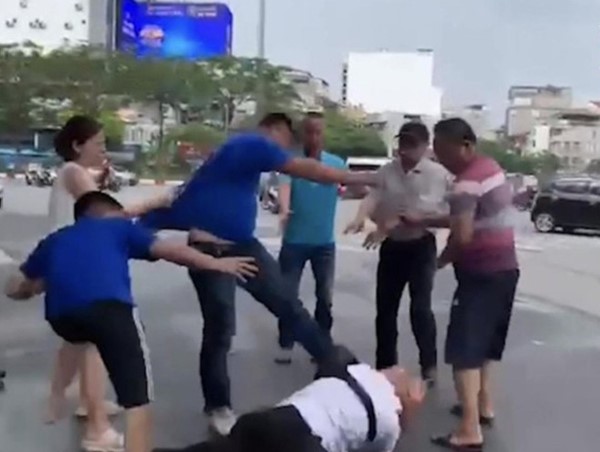 Tạm giữ hình sự 2 đối tượng hành hung phóng viên Đài Phát thanh và Truyền hình Hà Nội