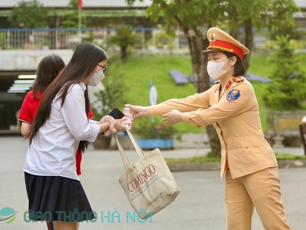 Lực lượng chức năng đảm bảo an ninh cho sĩ tử đến điểm thi an toàn