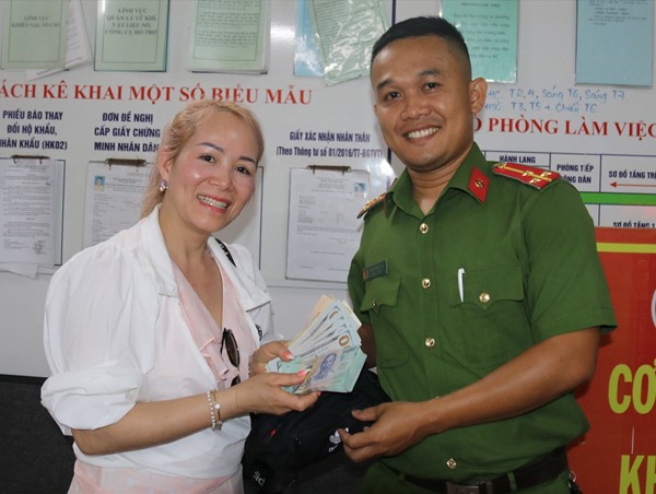 Nữ du khách vui mừng nhận lại chiếc túi có nhiều tài sản giá trị