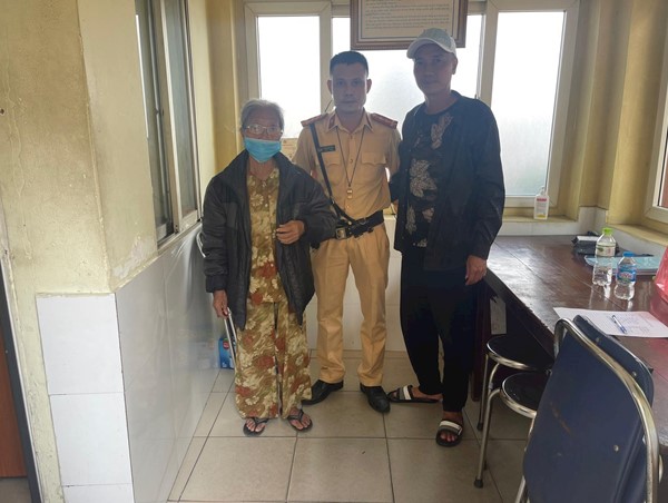 Cụ bà đi lạc trên cầu Chương Dương may mắn được CGST tìm người thân