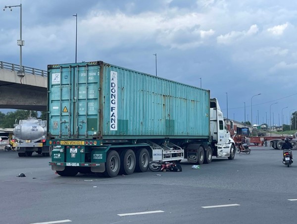 Tai nạn giao thông mới nhất hôm nay (12/6/2023): Xe khách va chạm xe tải, hàng chục hành khách hoảng loạn