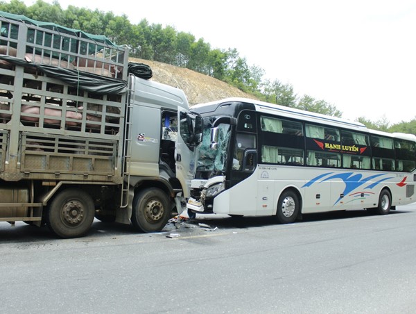 Tai nạn giao thông mới nhất hôm nay (14/6/2023): Ô tô tải đâm trực diện xe chở 21 hành khách